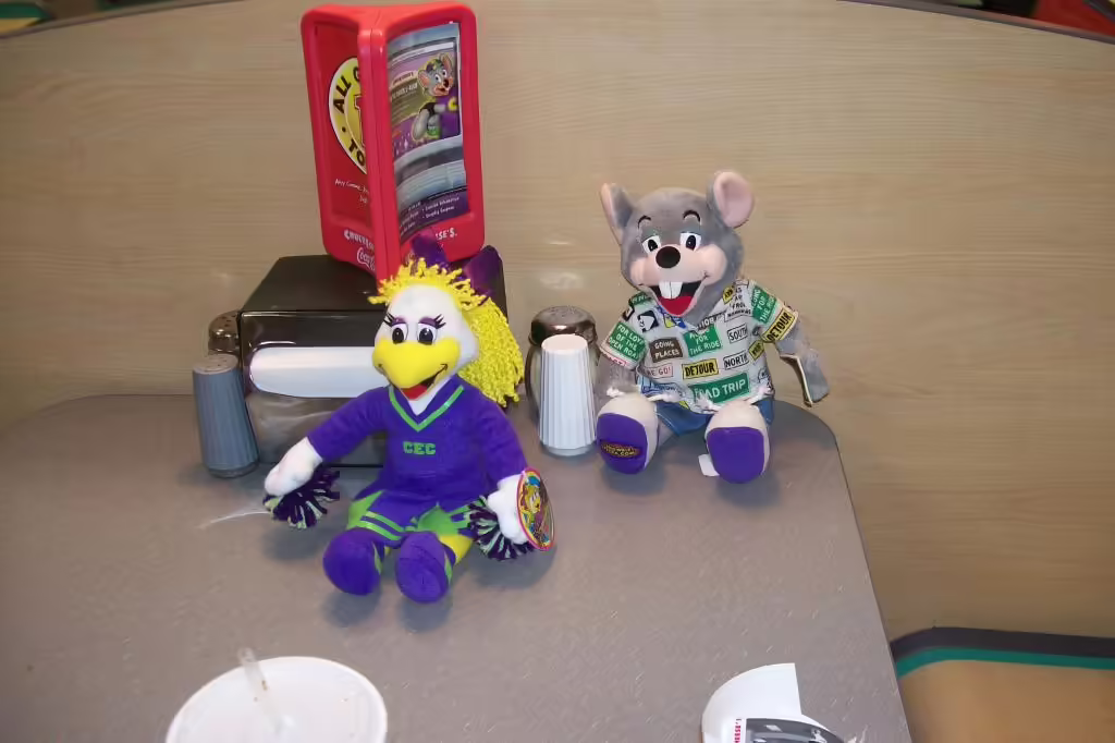 Interior picture of the store, taken in a booth. (PC: showbizpizza.com)