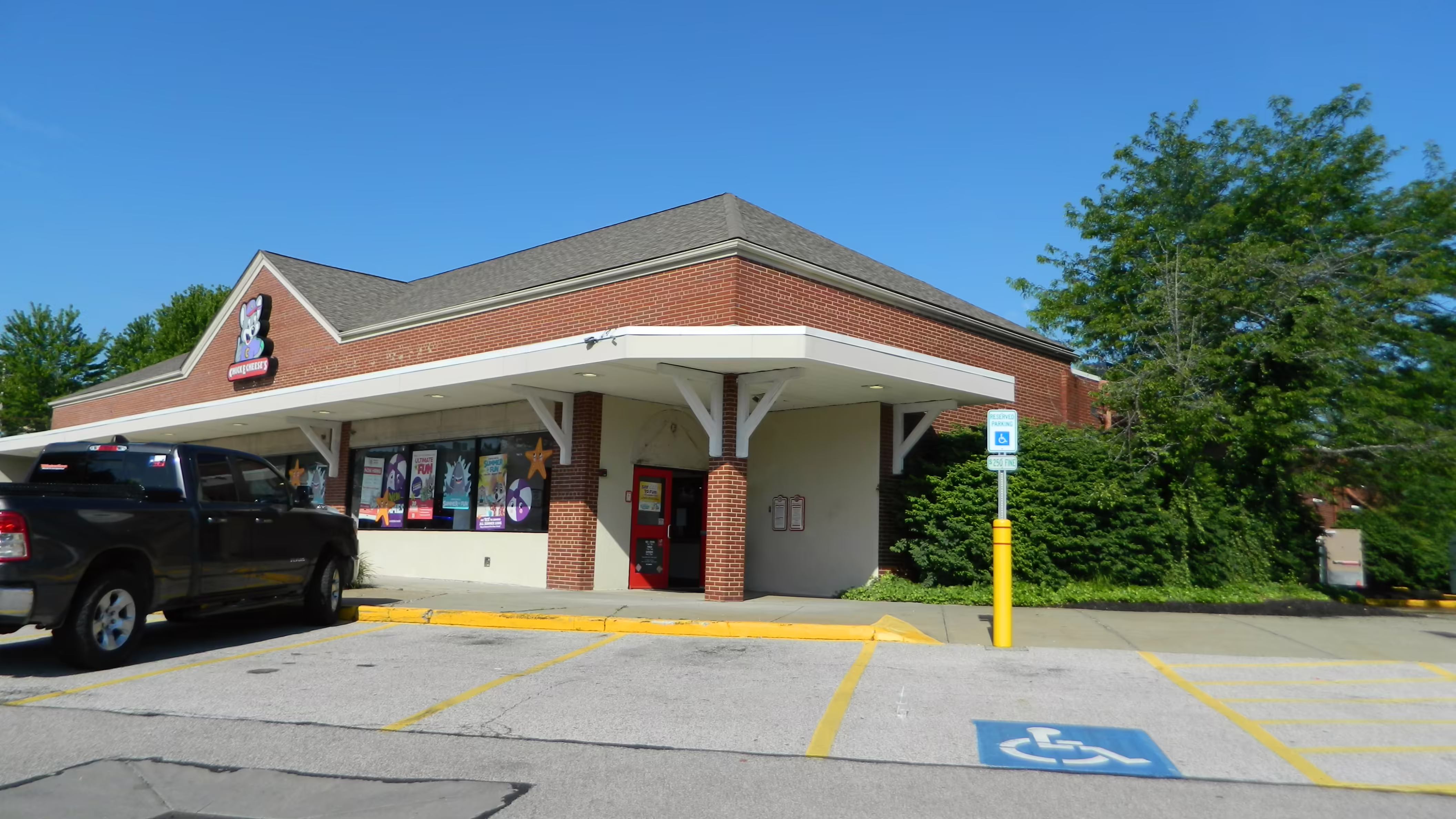 Akron's Exterior before the 2.0 Remodel (6/8/2022) (PC: RetailRyan on Flickr)