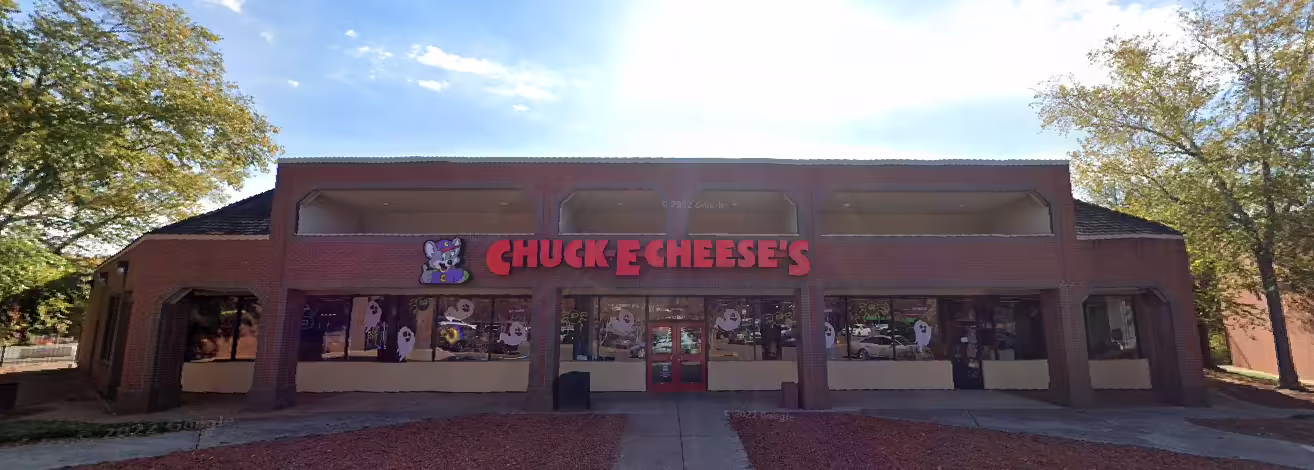 A Street View of the store's exterior in October 2022 before its shopping plaza repaint. (PC: Google Maps)