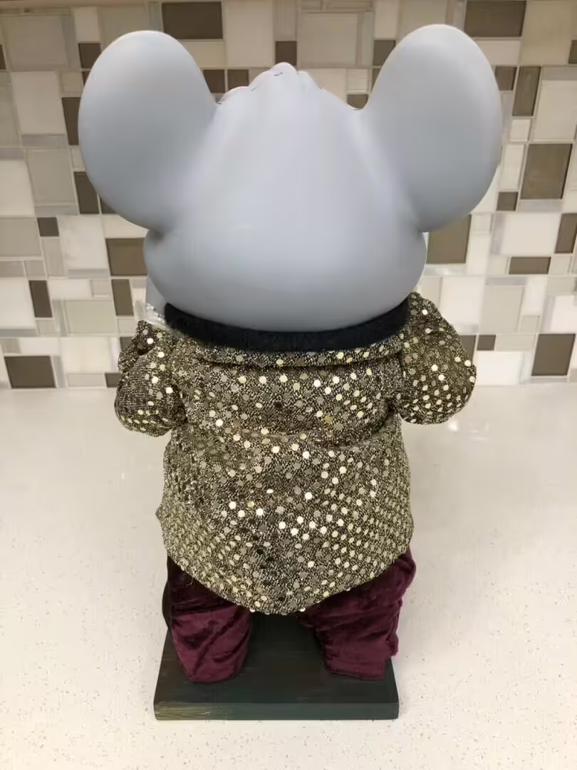 Chuck w/ hands out forward