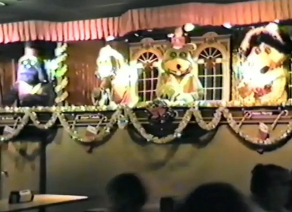 An unknown Pizza Time Theatre playing 'Happy Holidays'