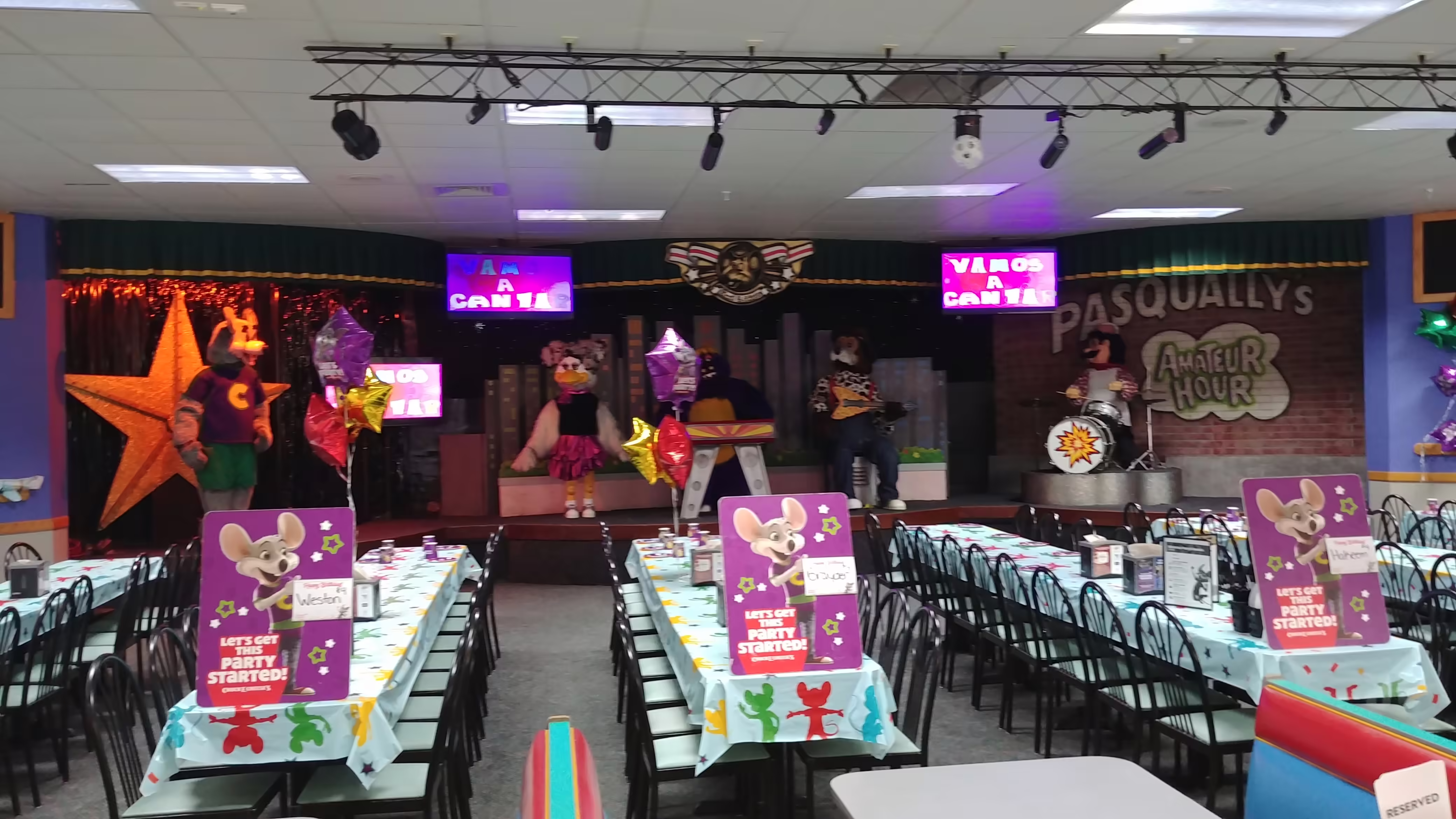 Full Stage shot with Jaspers hat returning briefly & Jaspers new shoes (Which were painted like Munchs) (August 10, 2019)