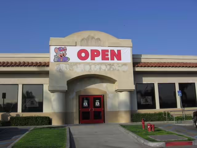 Store's Exterior (April-July 2007)