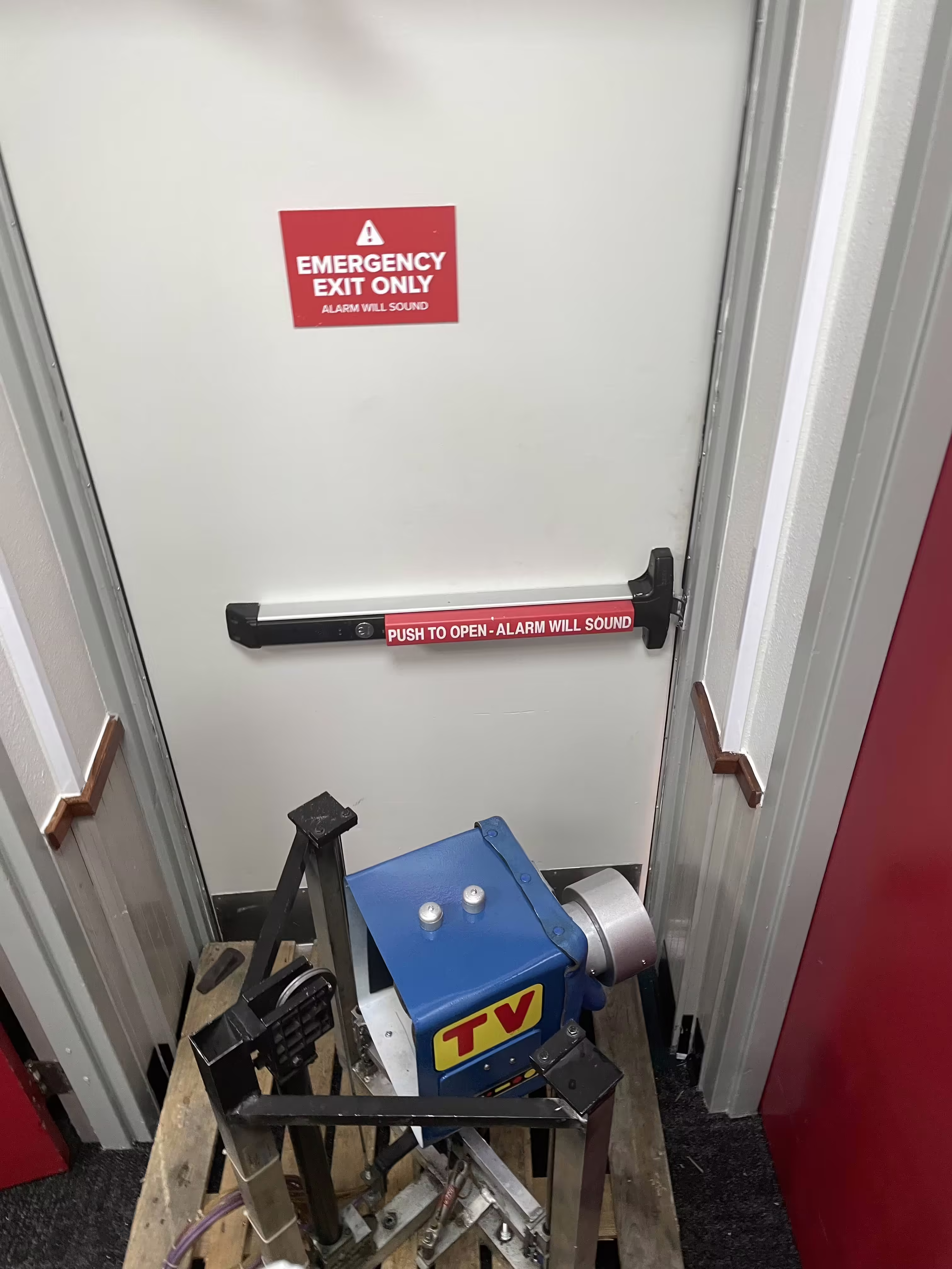 Pizzacam illegally blocking the rear emergency exit (June 18, 2024)