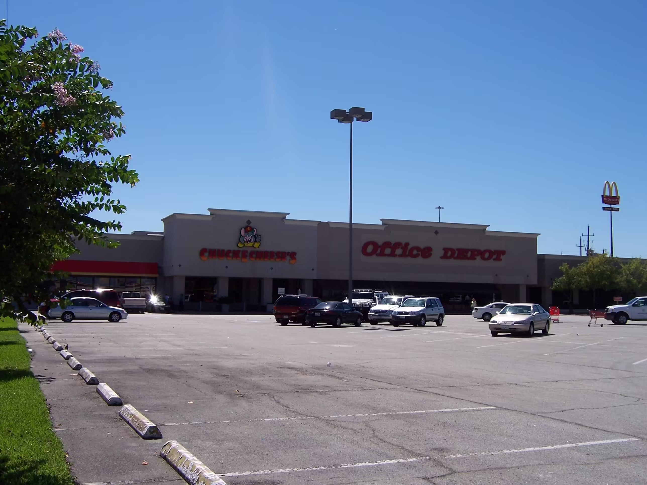 Exterior before the 2005 Remodel (PC: LoopNet)https://www.loopnet.com/Listing/14839229/122-262-FM-1960-Bypass-Humble-TX/