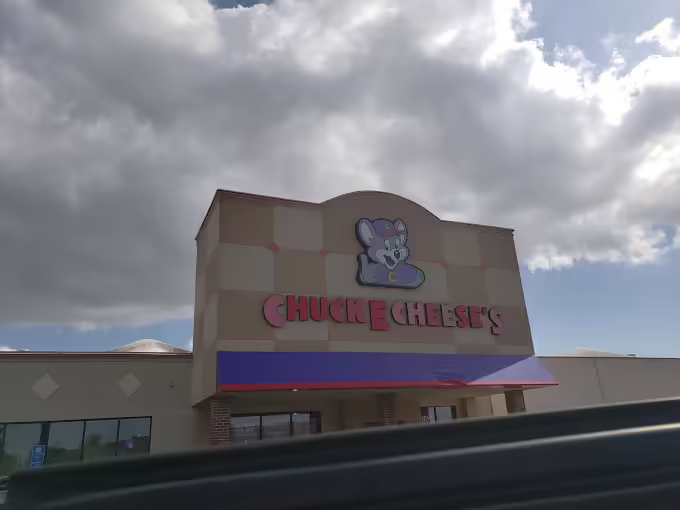 The store's exterior in 2018 before replacing the Avenger Chuck E sign. (PC: Veronica Lopez)