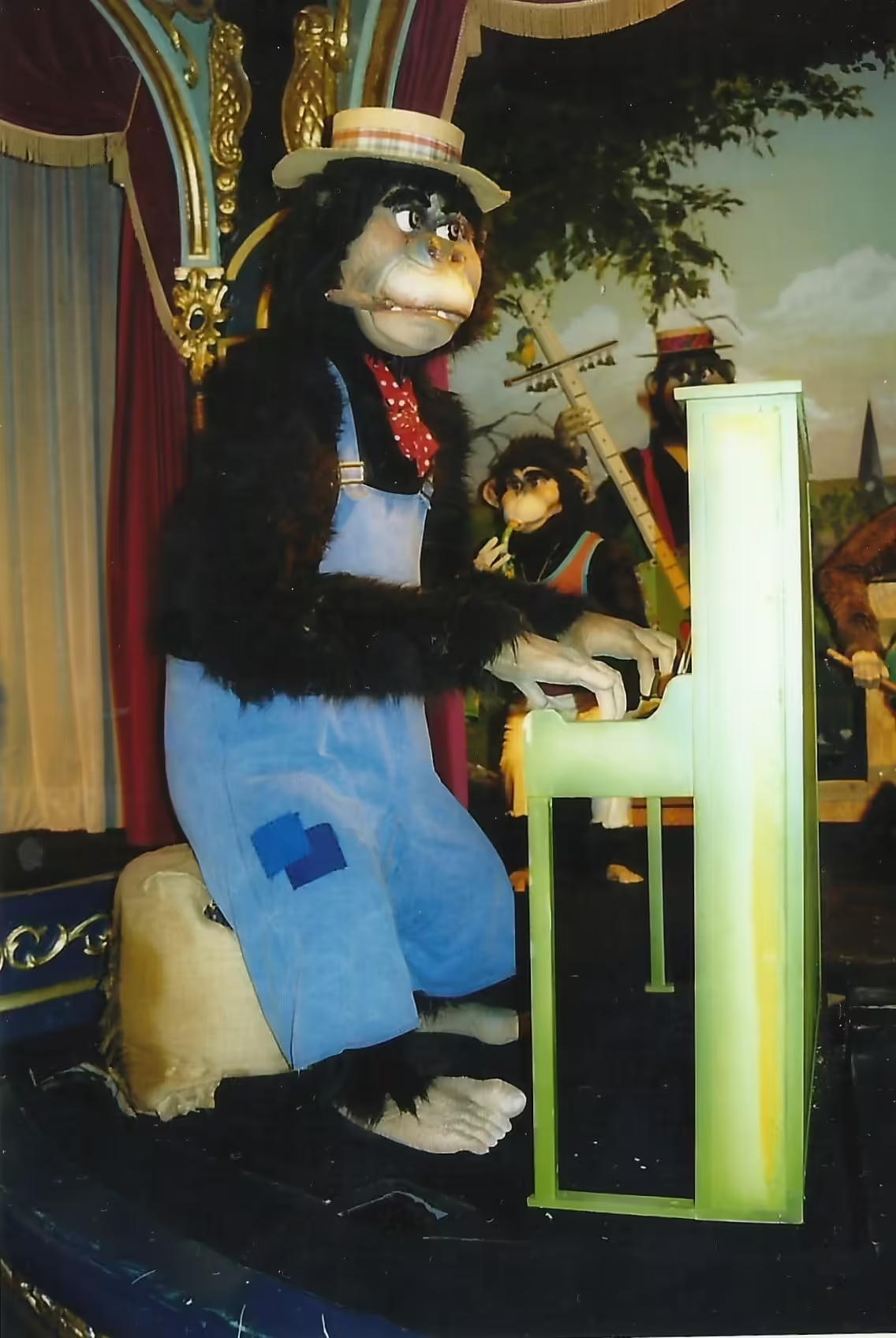 Hellendoorn Gorilla Pianist