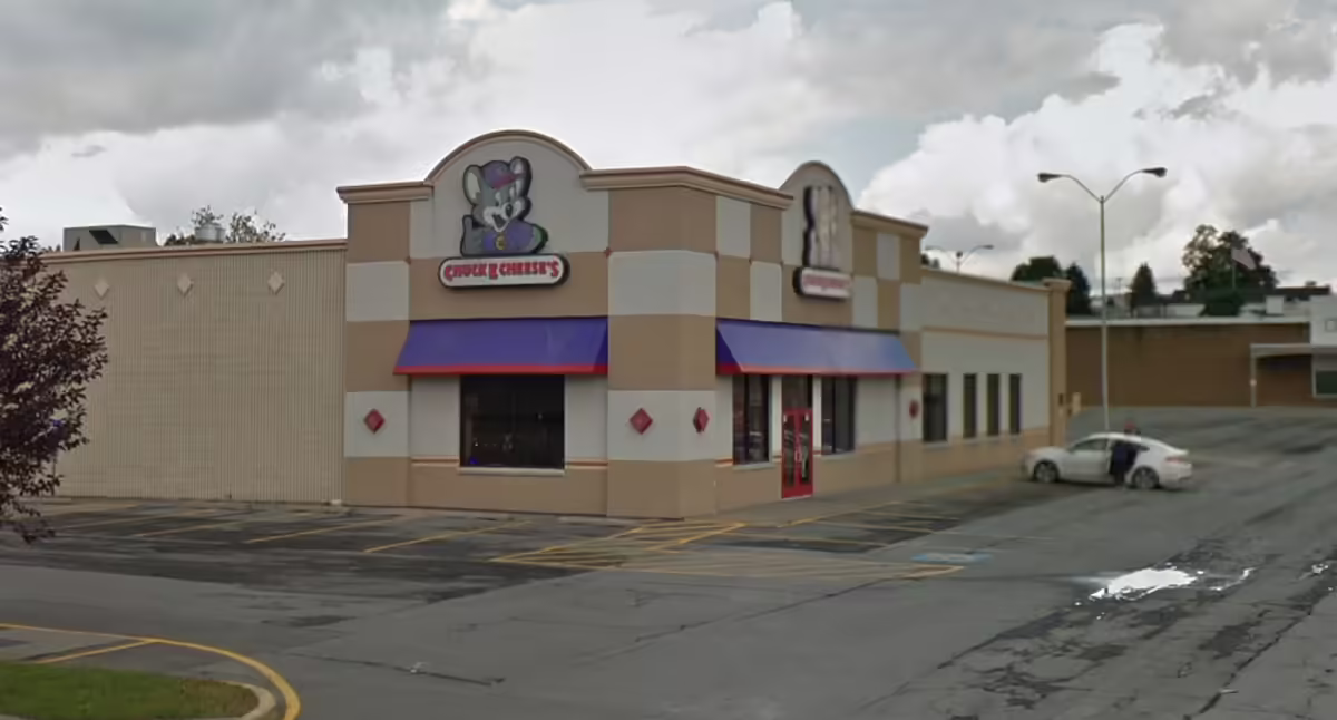 Exterior photo of the location before closure.https://bigfrog104.com/new-hartford-chuck-e-cheeses-sensory-sensitive-sundays/