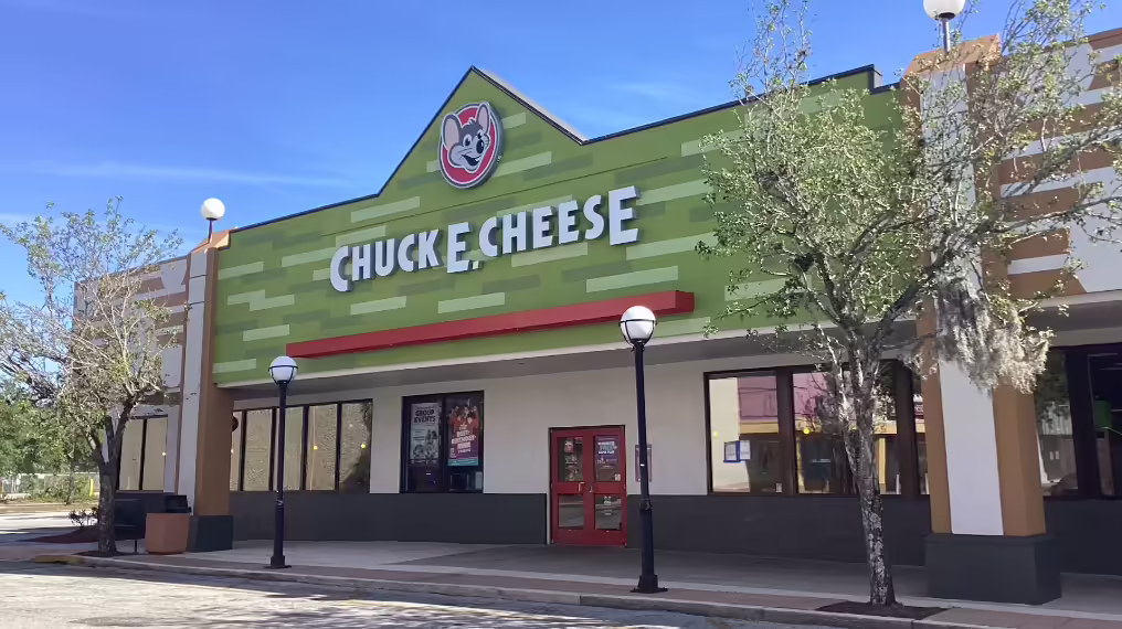 Photo of the 2.0 exterior in April 2023 (PC: Chuck E. Cheese Jacksonville)