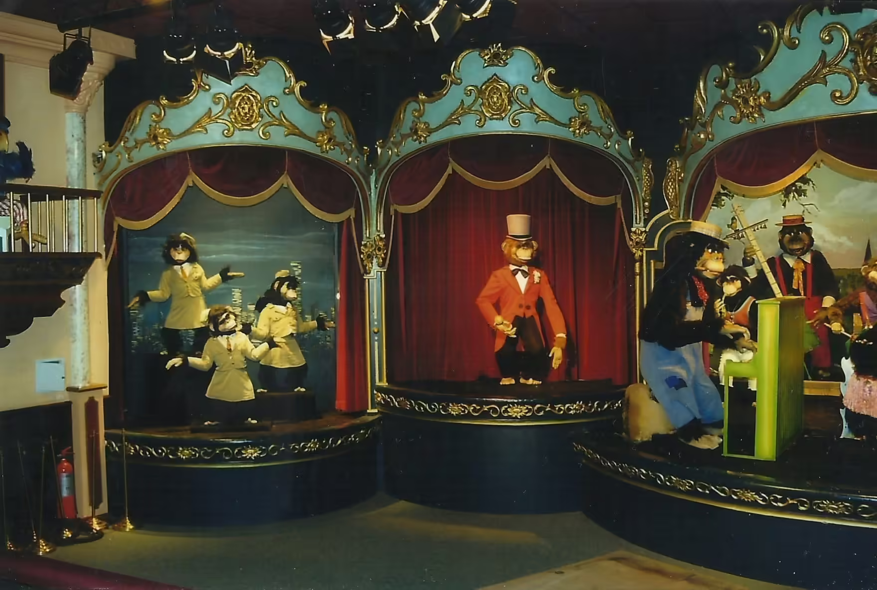 Hellendoorn 'Kisses For Me' Monkey Trio, Showmaster Monkey, & Gorilla Pianist