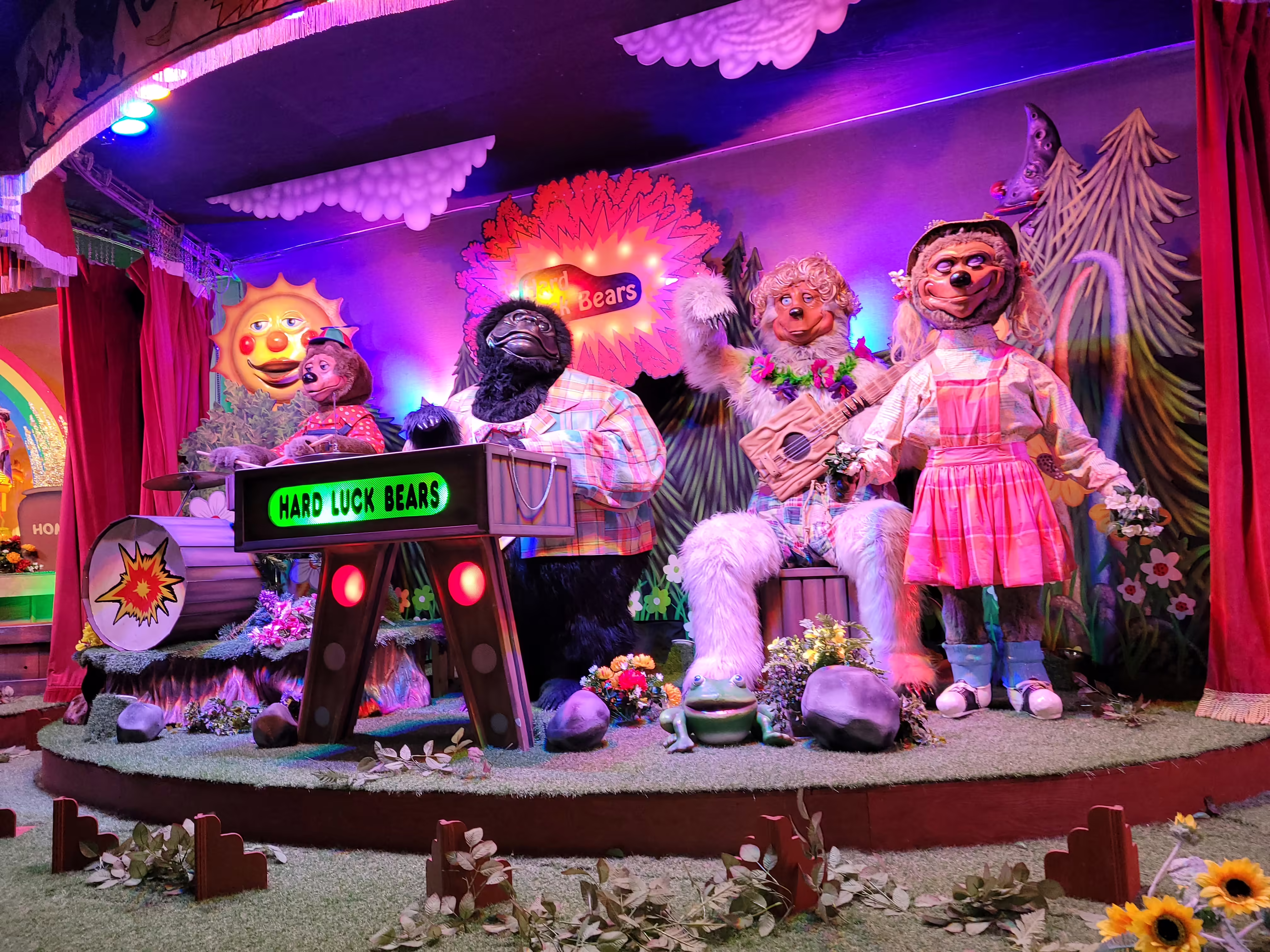 A current 'Hard Luck Bears' retrofit version of the Classic Stage at [[Gulliver's Kingdom Stage