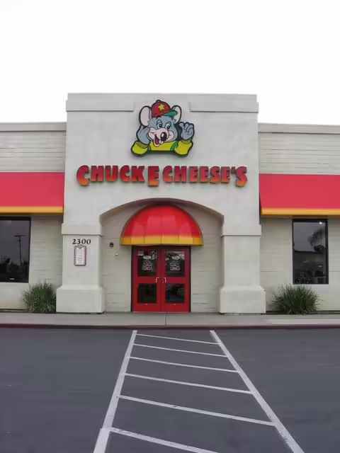 The store's exterior from before the 2005 remodel back in 2007 (PC: showbizpizza.com)