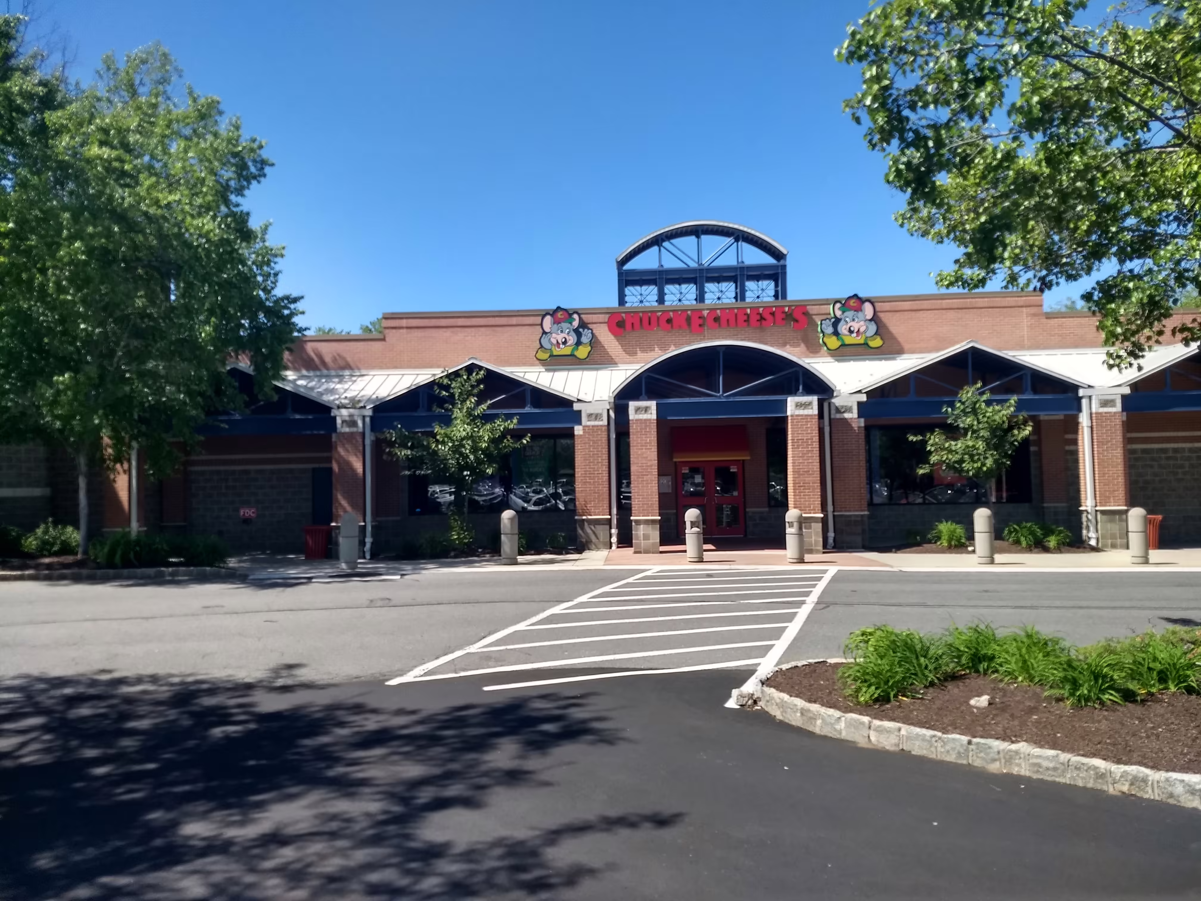 Exterior of Chuck E. Cheese's in Princeton, NJ in 2019