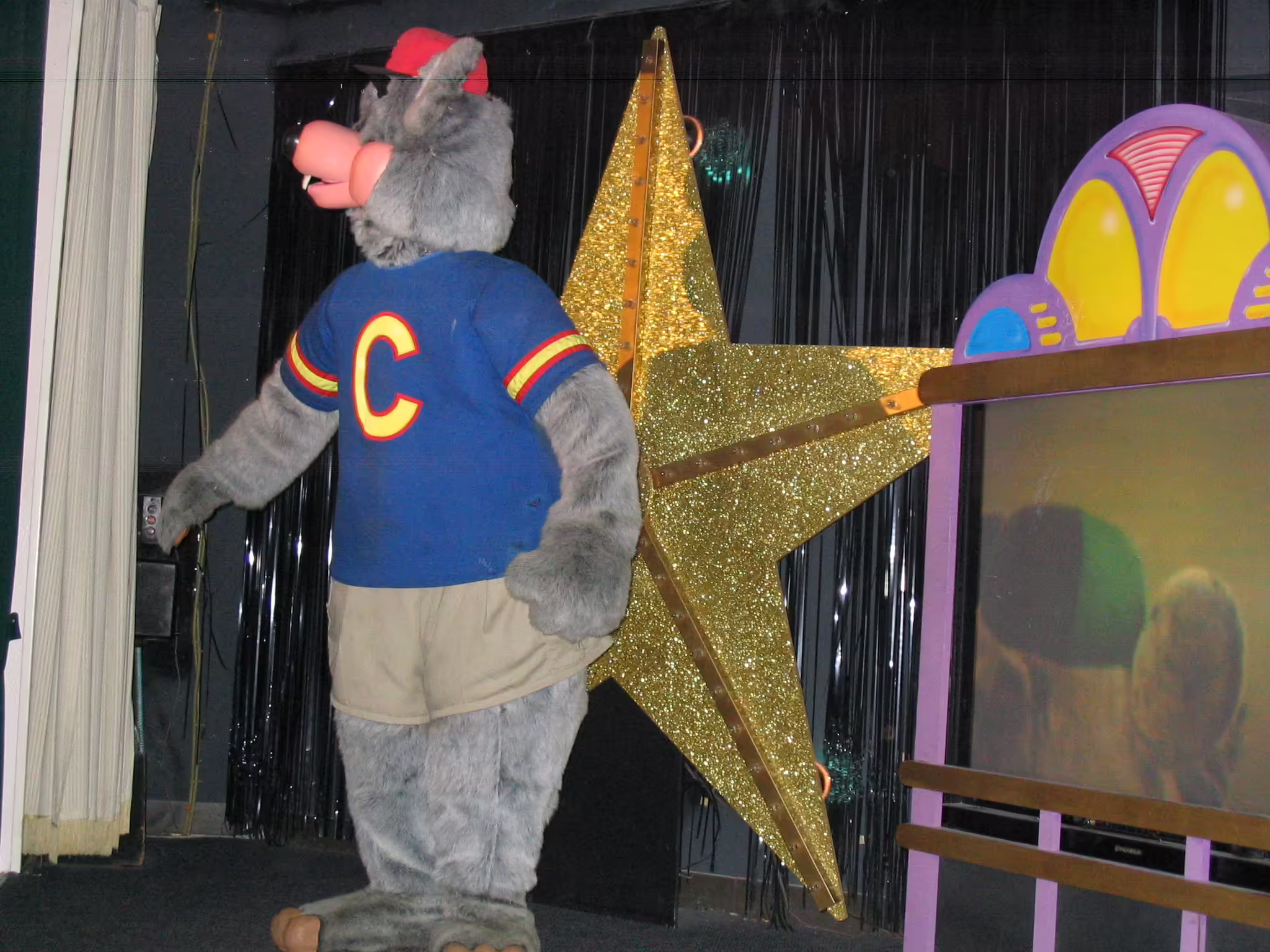 Animatronic Chuck E. Cheese performing 'Who Can It Be Now' (Fall 2005)