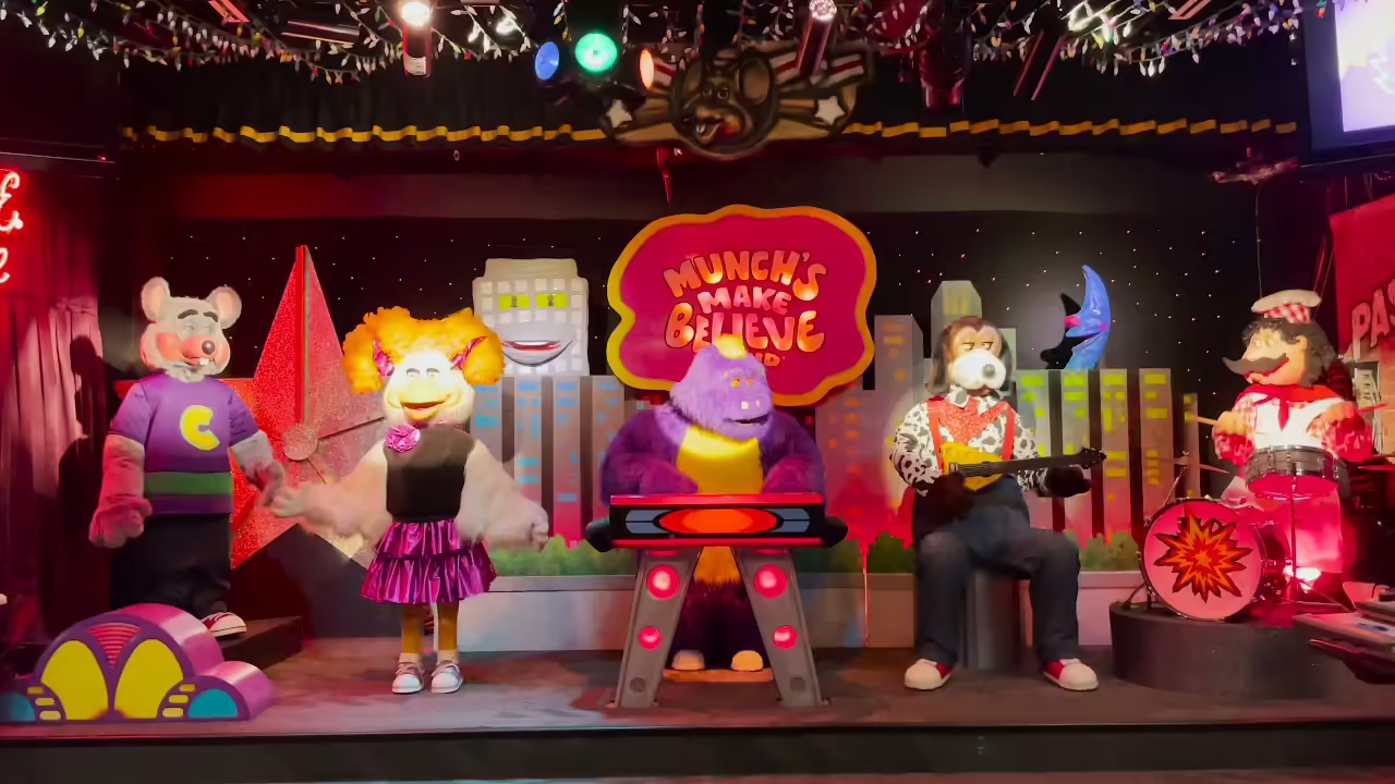 The current CU 1-Stage with 3-Stage backdrops and prop characters at the [[Chuck E. Cheese's Corporate Office]] in Irving, Texas in the early 2020s.